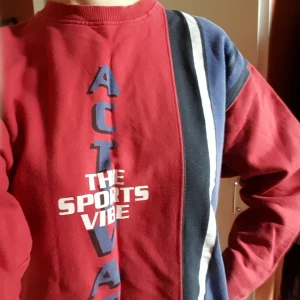  - Vintage tröja i fint men använt skick. Står storlek 168cm, skulle säga att den ungefär är som en storlek M. Kan skickas om köparen står för frakten, som blir 72kr.