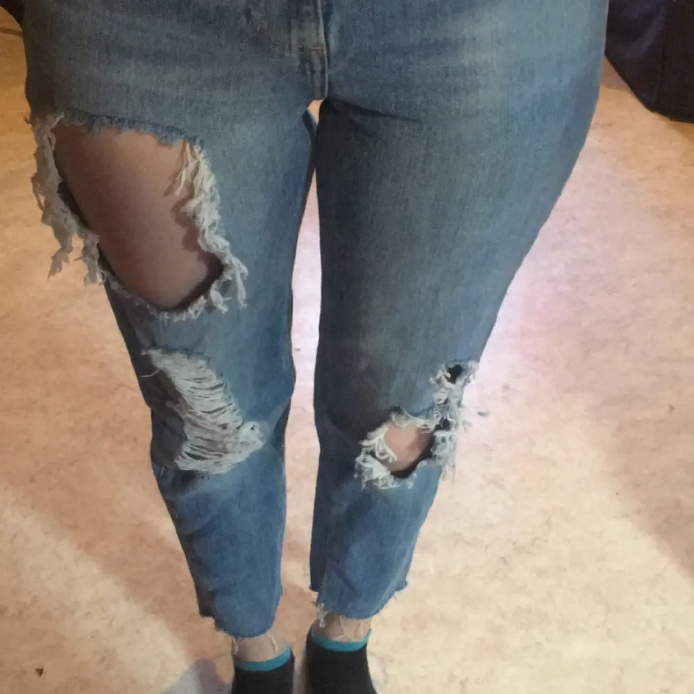 jeans med hål i . Jeans & Byxor.