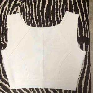  - BCBGMaxazria topp inköp i USA, perfekt i student tider!  Helt oanvänd och kommer i tillhörande papperspåse. Modell: Fenella Färg: Vit  Nypris $158 