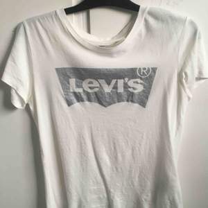 En Levi’s tröja med silvertryck, aldrig använd  Storlek S 150kr + frakt  