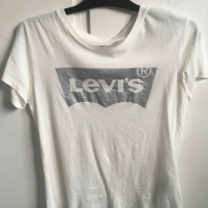  - En Levi’s tröja med silvertryck, aldrig använd  Storlek S 150kr + frakt  