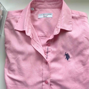 Ralph lauren  - Rosa Ralph lauren skjorta , använd 1 gång . Säljes pga att den inte kommer till användning längre. Kan mötas upp i Borås och såklart posta spårbart. Jätte bra skick knappt använd. Hör av er vid frågor!💗