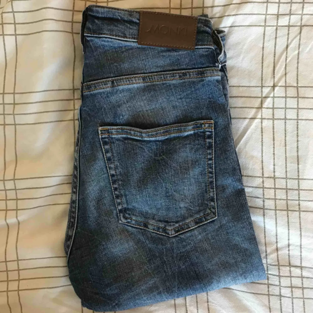 Svinsnygga jeans från monki som tyvärr blivit försmå. Jeansen är i modellen som syns på bild nr.3 men färgen är inte den samma💛. Jeans & Byxor.