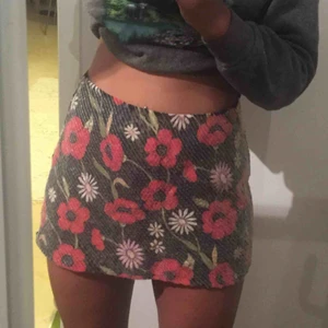  - Kjol från Twinset Milano, jättefin men precis för kort för mig som är 170! Passar en storlek 36/S perfekt 