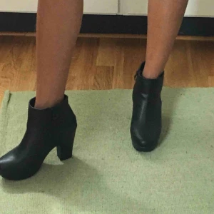  - Boots med tjock klack. Använt endast en gång 