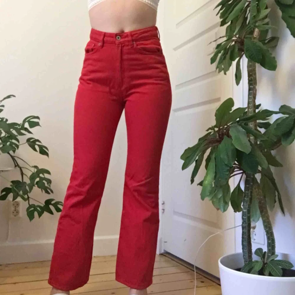 Säljer dessa skitsnygga röda raka jeans från H&M då dem inte kommer till användning. Använda ett fåtal gånger. Jag är 166cm. Köparen står för frakt.. Jeans & Byxor.