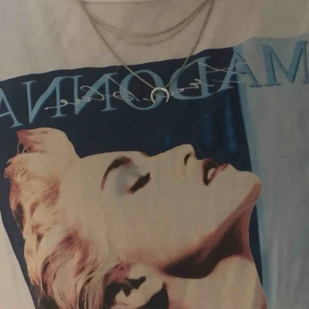En väldigt snygg t-shirt från hm med Madonna-tryck. I bra skick utan fläckar eller skador. Inköpspriset var 199 kr och jag säljer den för 70 kronor inklusive frakt!⭐️. T-shirts.