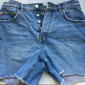  - Det står storlek 38 på dom men jag är 38 och de är lite små för mig 💞💞 De är fräscha och knappt använda så om du har storlek 36 är det ett par jätte fina lite oversized shorts! (Ifall du vill ha något målat på går det också att fixa!)