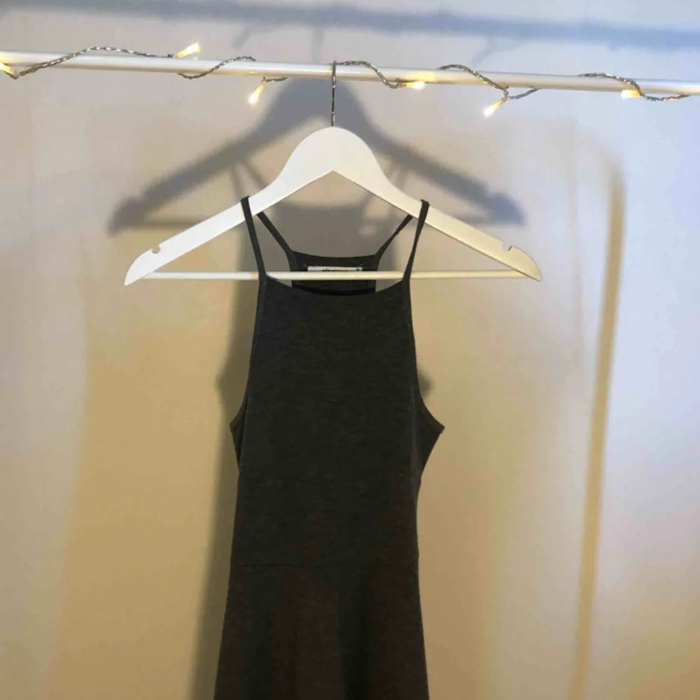 En fin grå klänning från Gina Tricot 🦋✨  Är ganska stretchig så kan passa upp till M men funkar bäst på mindre byst! Fri frakt 💞  Kontakta för mer info 💝. Klänningar.