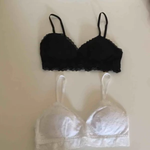  - Väldigt söta toppar med inlägg så inget syns igenom. De är i spets, en i svart och en i vit. Endast använt den svarta max 2 gånger, i nyskick! Banden är justerbara. Båda för 100kr.