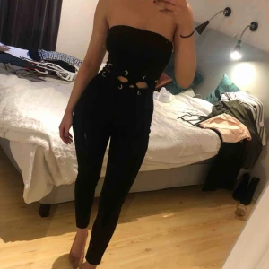  - Jätte fin jumpesuit från missguided :) Strechig material. Köpare står för frakten som ligger på 57 kr