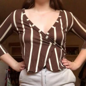  - Säljer denna randiga omlotttoppen som går att bära på flera olika sätt!❤