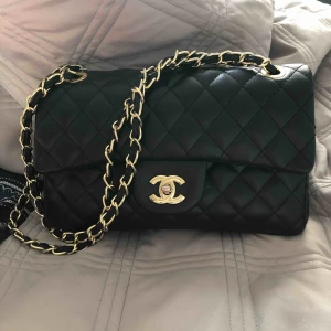  - Säljer min Chanel 2.55. Sparsamt använd. Rymlig och fin. Vid fler bilder eller frågor skriv. Har tyvärr ingen användning av den längre. Passar till vardags. Äkta läder. 