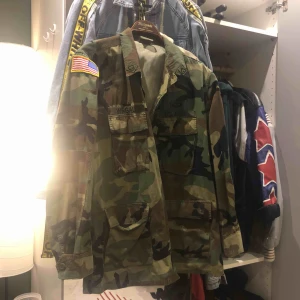  - En standard militärjacka, den är i storlek M men ändå lite oversized