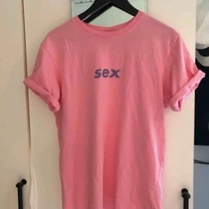  - Limited edition weekday Pride!  Inköpt förra året fån weekday, i fint begagnat skick  Vid snabb affär kan priset diskutera   Köparen står för eventuell frakt! 