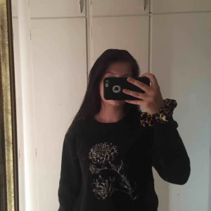  - Svart sweatshirt med blomtryck