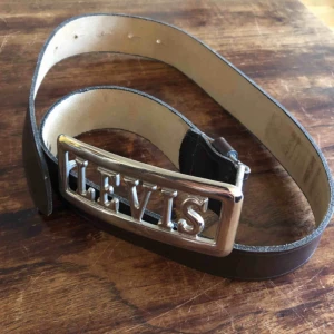  - Levis bälte från 90-talet. 83cm och 93cm totalt med buckle. Hämtas i Uppsala eller skickas mot fraktkostnad