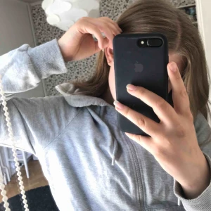 - Ljusgrå hoodie/kofta från Gina tricots träningskollektion. Ca 2 år gammal men i fint skick. Säljer därför att den inte används. Väldigt luftig så man svettas inte eller blir för varm i den. Skönt mjukt material inuti. Köparen står för frakt. :)