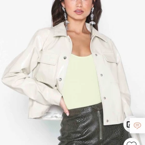  - Slutsåld jacka från Nelly. Säljes pga av ingen användning. Nypris: 699kr strl 36