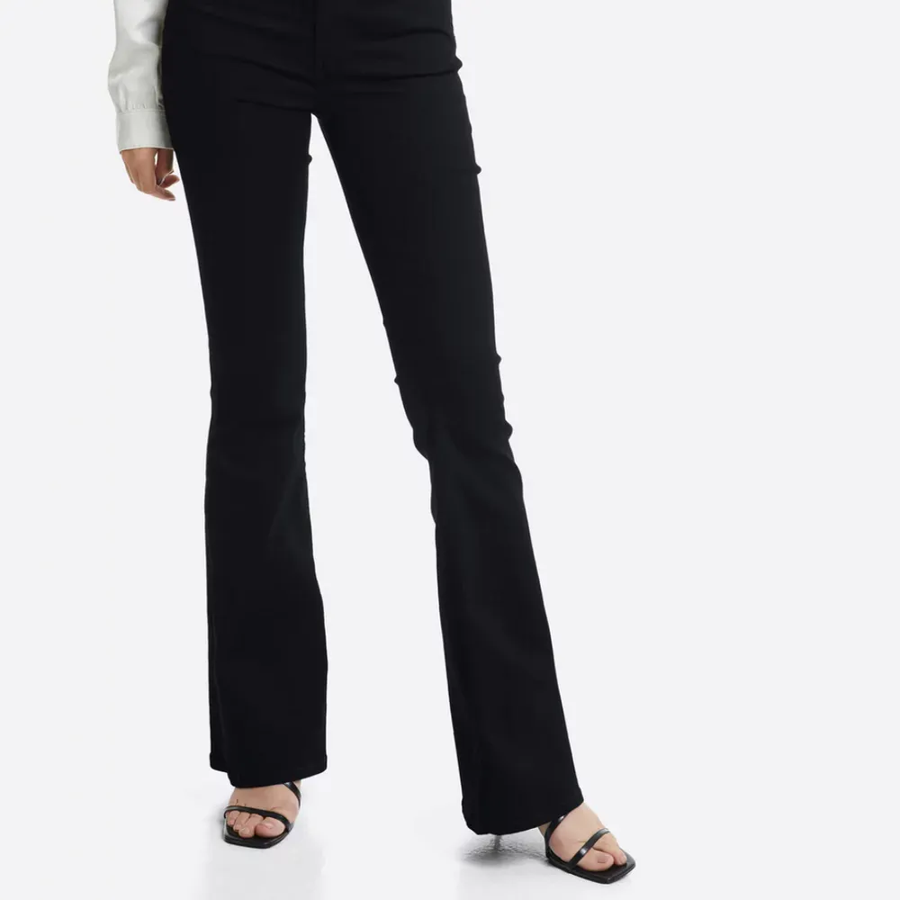looking for new happy home !! black high waisted flare jaeans from bik-bok, in size small (36/38 i would say), very strong material, sit nicely on the leg and butt! Two times but unfortunately are a little too big for me. cost 599- but will give away for 300. Jeans & Byxor.