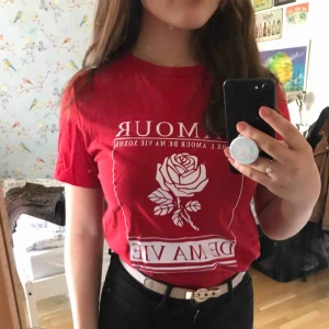  - En röd t-shirt från H&M. Det är storlek S men funkar på er som har XS 