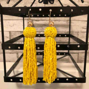  - Gul örhänge - 15kr - köparen står för frakt