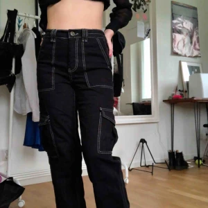  - Cargo byxor från Urban Outfitters, aldrig använda. Strl W24 (XS). Hämtas i skanstull / mottagare betalar frakt