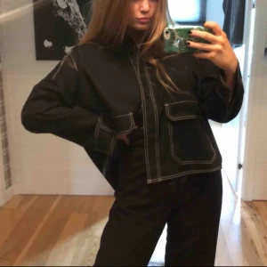  - nästintill aldrig använd skitsnygg skjorta från Monki! Köpte L för att få den att sitta mer baggy, däremot så sitter den mer som en M, jag har i vanliga fall S! nypris 500. Frakt INGÅR i priset! 