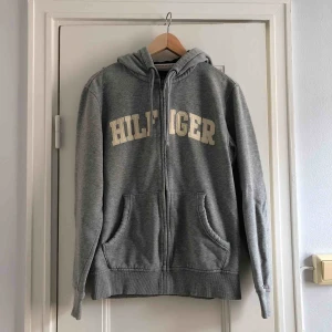  - En ziphoodie från Tommy Hilfiger. Storlek medium, herr. Skick: 7.5/10. Levereras nytvättad. Finnes på Södermalm, Stockholm. Kan postas men då står Du för frakten, (79kr). Mvh Marija & Nugget