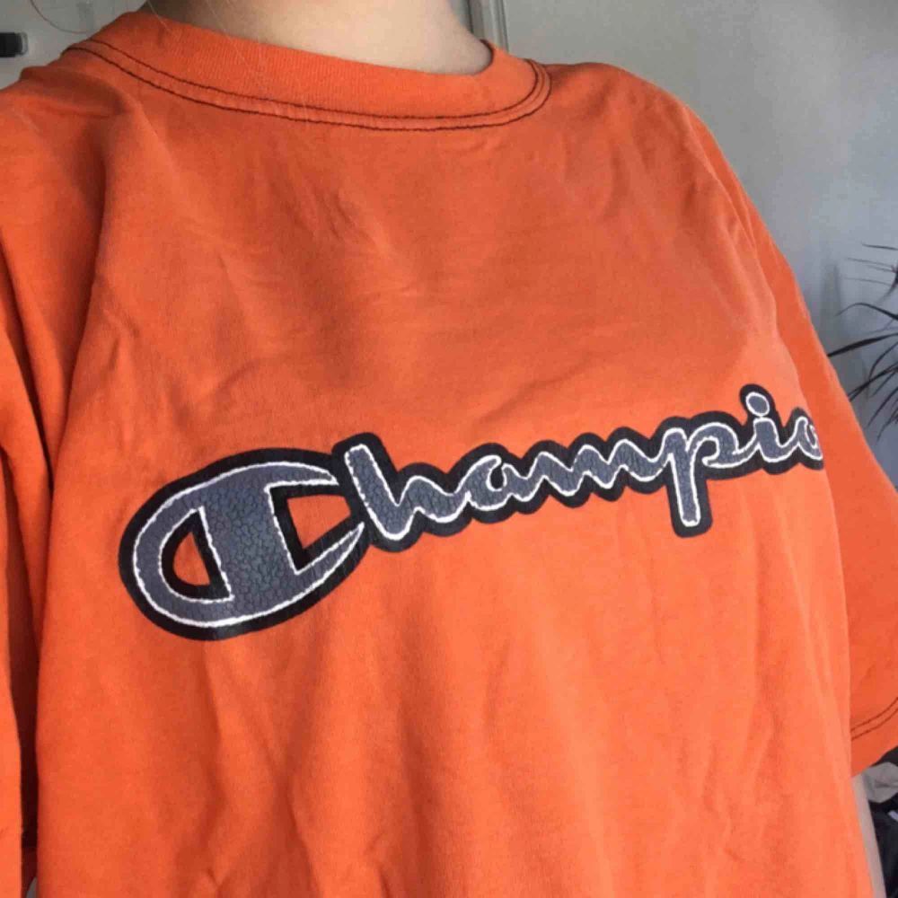 Orange Champion t-shirt köpt på Humana! Jättehärlig och mysig🥰 Kan även användas som klänning! Jag brukade knyta den eller stoppa i den i byxorna. Frakt ej inkl.. T-shirts.
