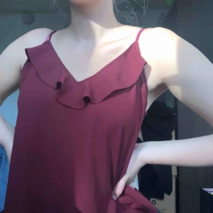  - Vinrött linne ifrån Gina Tricot med volang upptill och tunna spagetti straps band o i ett väldigt tunt tyg💗