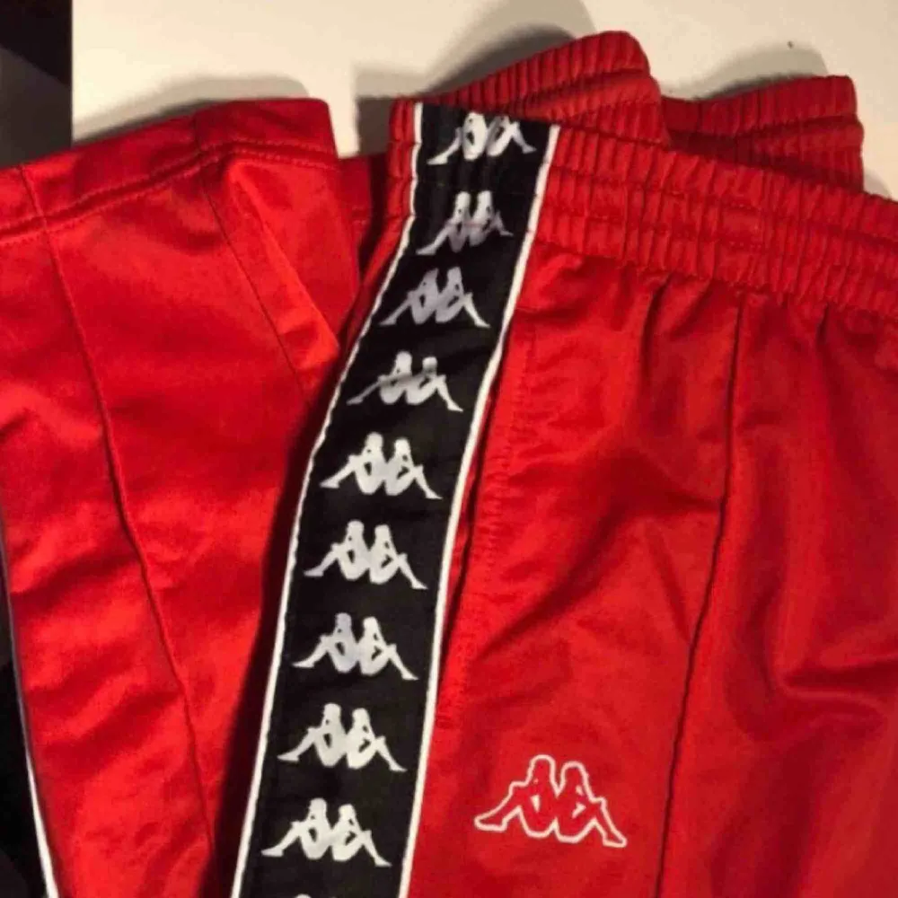 Röda helt nya kappa byxor! Oanvända pga för liten, storlek S (funkar även på M) . Jeans & Byxor.