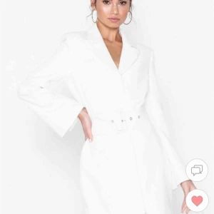  - Nelly Sharp Suit Dress stl 36 - slutsåld.  Perfekt till studenten. Passade inte mig, provar därför att sälja den. Prislapp och allt är kvar! Har endast provat den. Säljer den för samma pris som på Nelly!