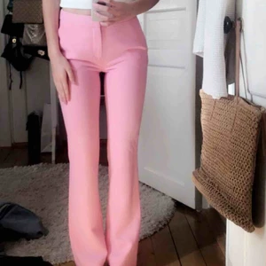  - Ett par fina ljusrosa bootcut kostymbyxor med högmidja. Mycket bra skick, helt oanvända. Nypris 1600