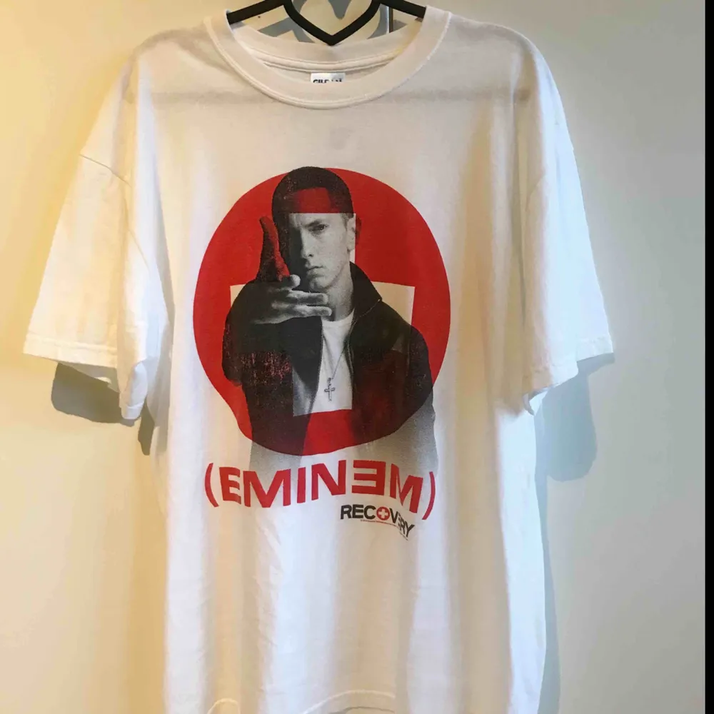Oversized Eminem recovery t-shirt. Tyget har en tvättad ”vintage-känsla”. Kommer passa med nästan vad som helst men speciellt med röda detaljer. Frakt inräknad. T-shirts.