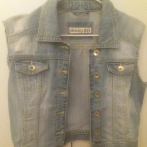  - En förredetta jeans jacka som jag klippt till en väst mycket fin :)