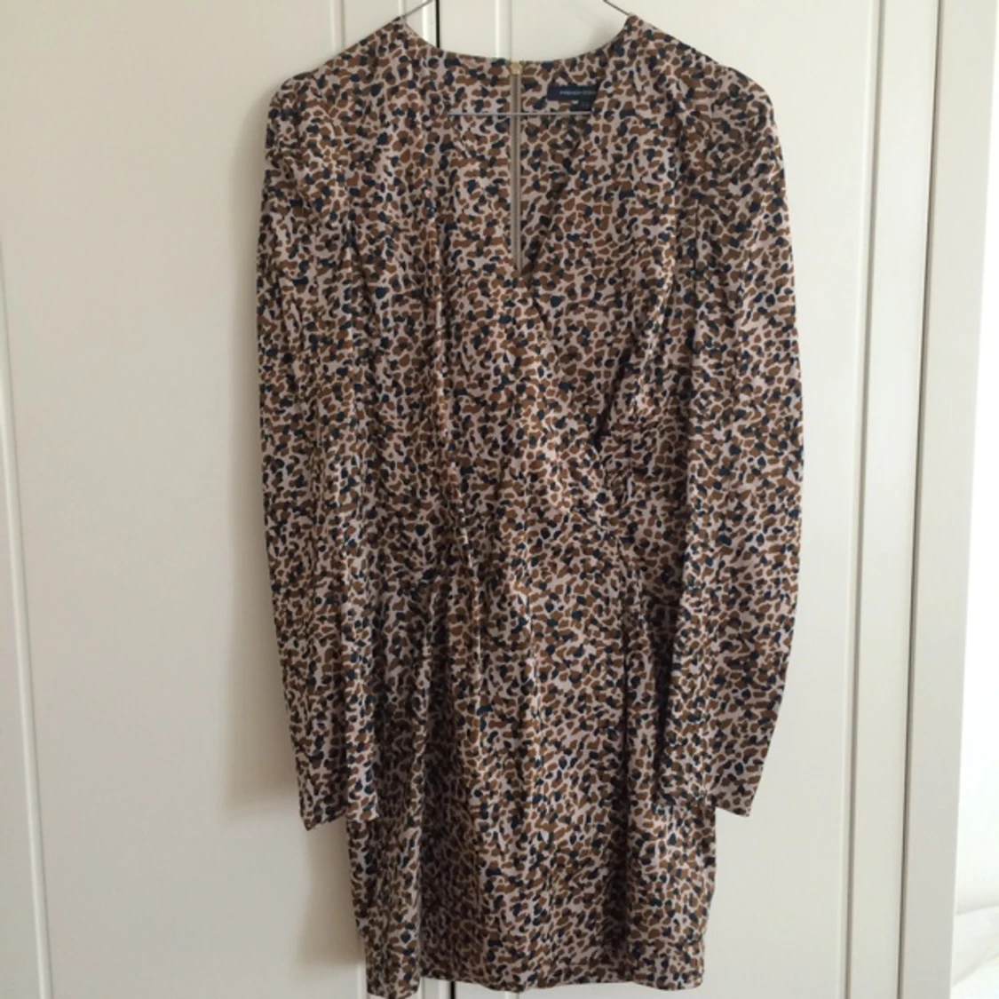 Omlåttklänning från french connection. Sitter tight. Lång ärm.  - 1403105829