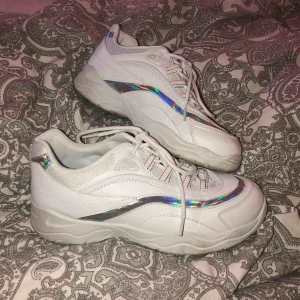  - säljer ett par vita chunky shoes med en ascool silverdetalj! använda en gång bara så JÄTTE bra skick! strl är även stor! dem är köpta i spanien för 2 v sedan och jag själv har strl 39/40 och dessa passar mig!
