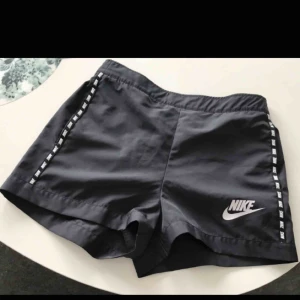  - Svarta Nike träningsshorts i storlek S Aldrig kommit till användning!  Frakt tillkommer! 