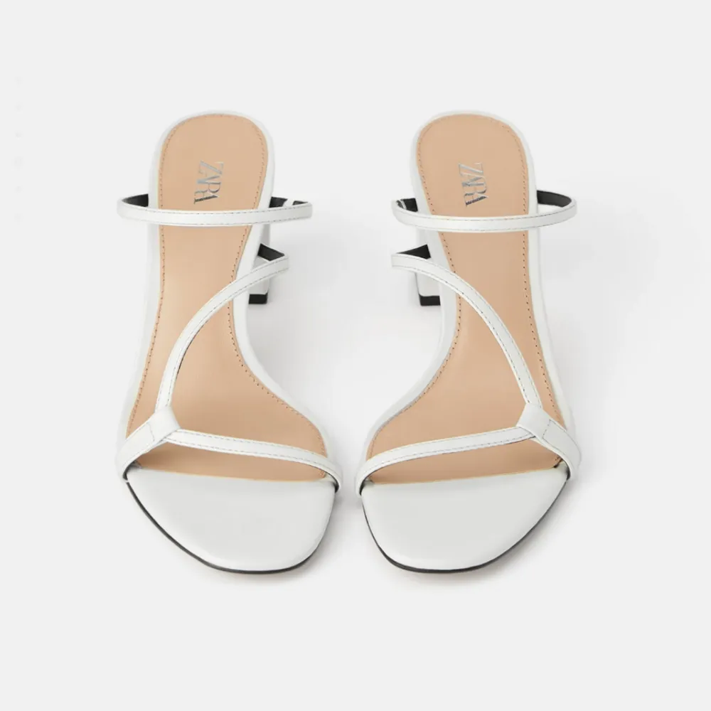 Brand new unused slippers heels from zara in white color! Super stylish, simple and strappy, sold because I always have a use of them!. Skor.