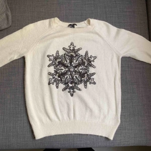  - Hm sticktröja. Hade på sig bara en gång. Tvättat en gång. Finns i Älvsjö. Pris kan diskuteras. 