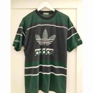  - Snyggt sliten adidas-tshirt. 