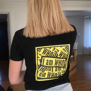  - Väldigt fin tshirt med tryck❤️ knappt använd så därför väldigt bra skick. Trycket är lite prassligt men annars jätte fint, frakt tillkommer