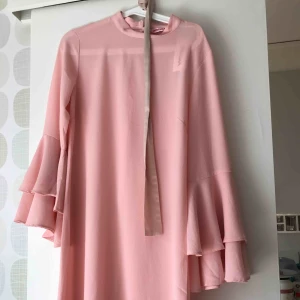  - Em rosa klänning som sitter kvar lappris. 149kr inklusive frakten. Den passar på sommaren 