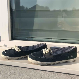  - Henri Lloyd skor knappt använda . Nypris 1500 kr.   