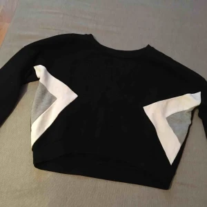  - Jättesnygg tröja från Gina som bara är använd en gång. Är som ny och i bra skick!