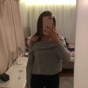  - Stickad offshoulder topp från H&M. Säljes pga att den är för stor för mig  Kan mötas upp i Västerås annars står köparen för frakten 🥰