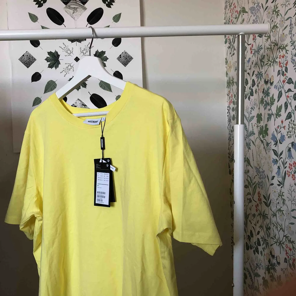 Oversized Helt Ny t-shirt i gul färg från Weekday. Beställde den på internet och det gick inte att lämna tillbaka i butik. Möts upp i Stockholm eller fraktar (köparen står för frakten) 😚👍💛. T-shirts.