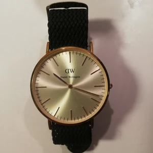  - Herrklocka Daniel Wellington. Står still, behöver byta batteri.  