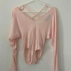  - Oanvänd body. (Svår att ta bild på) djupare i ryggen 